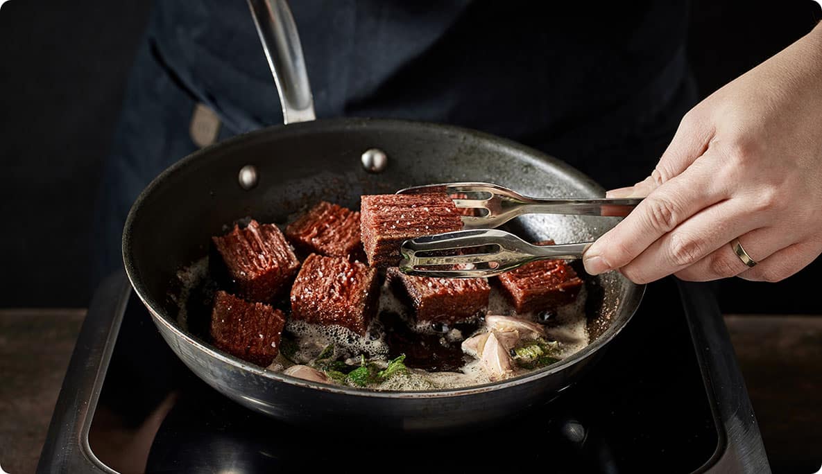 Redefine Meat Steak wird in der Pfanne scharf angebraten für eine perfekte Kruste