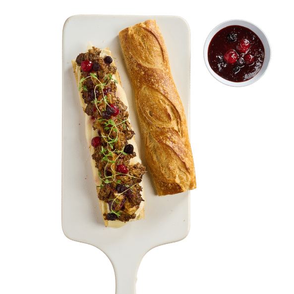 Raclette Baguette mit Redefine Pulled, Apfel-Bourbon-Glasur und Preiselbeermarmelade