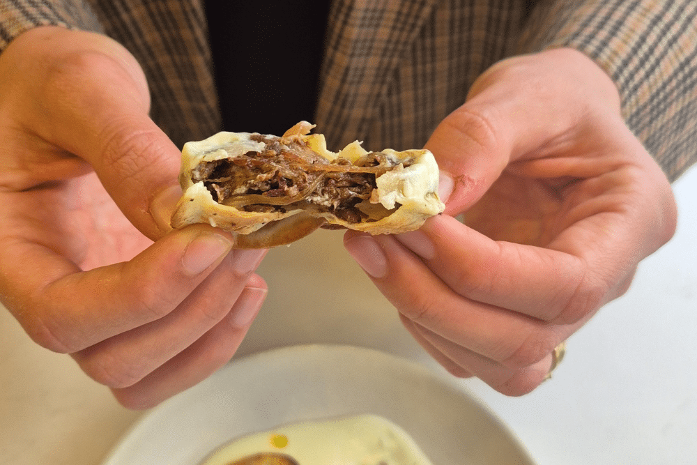 שישברק במילוי בשר מפורק עם רוטב יוגורט חם