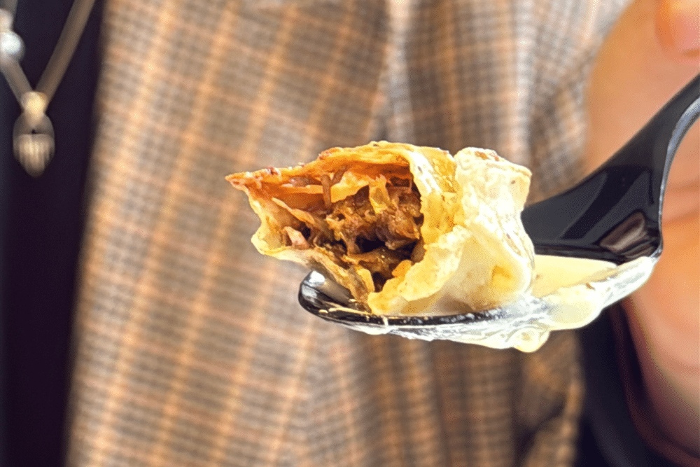 שישברק במילוי בשר מפורק עם רוטב יוגורט חם