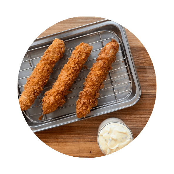 נקניקיות בראטוורסט בציפוי קורנפלקס עם מיונז עירית