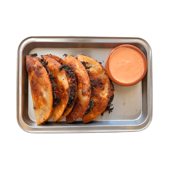 קסדייה מפורק רידיפיין וצ׳דר לצד מיונז פפריקה מעושנת