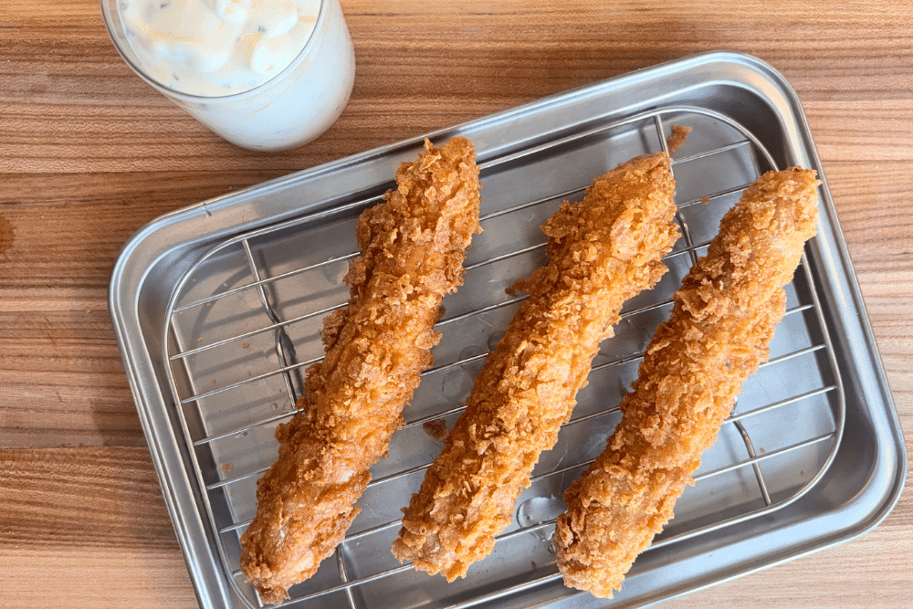 נקניקיות בראטוורסט בציפוי קורנפלקס