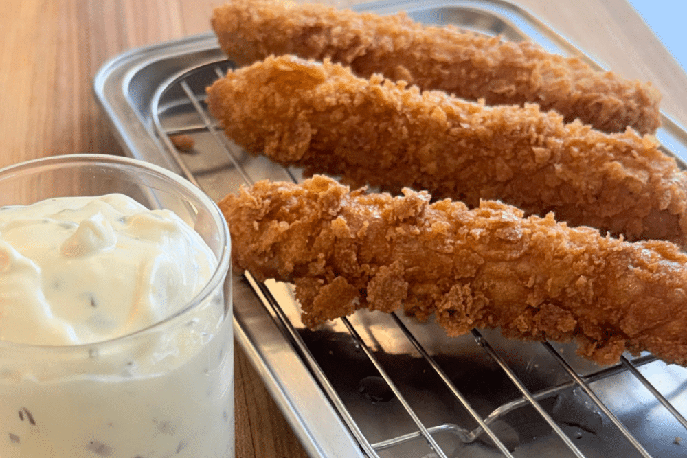 נקניקיות בראטוורסט בציפוי קורנפלקס