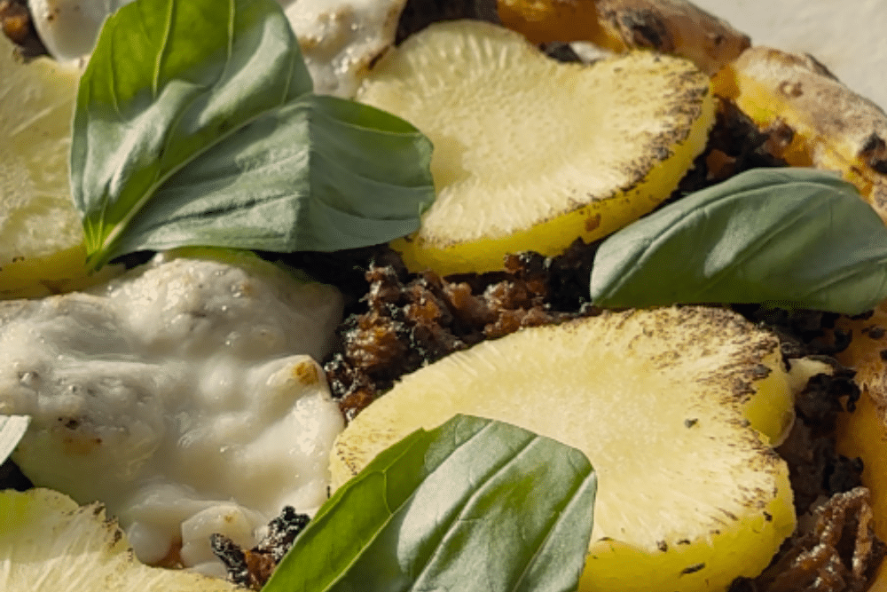 פיצה לבבות עם מפורק רידיפיין, אננס ובזיליקום