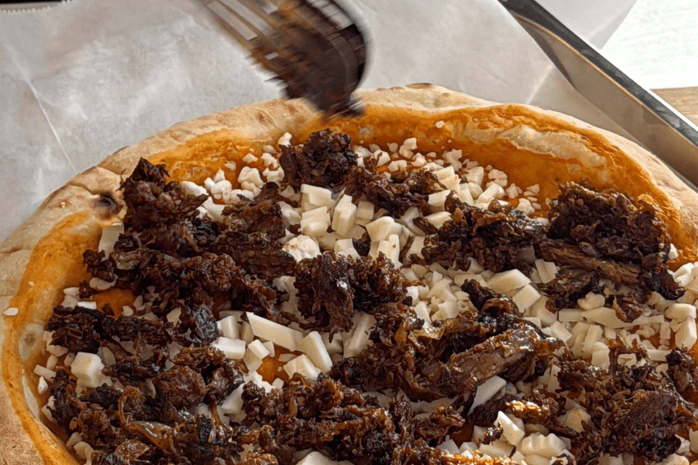 פיצה לבבות עם מפורק רידיפיין, אננס ובזיליקום