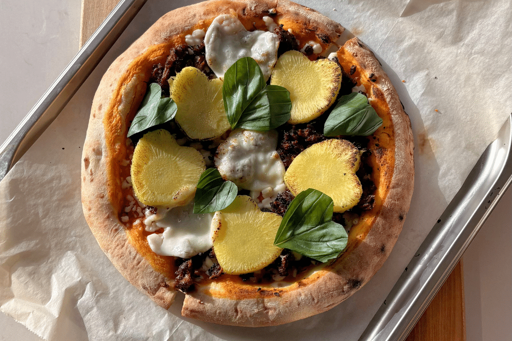 פיצה לבבות עם מפורק רידיפיין, אננס ובזיליקום