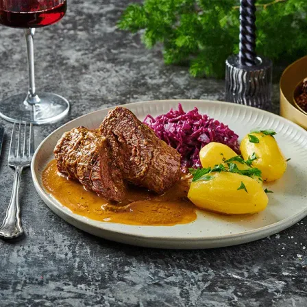 Roulade mit Rotkohl und Salzkartoffeln
