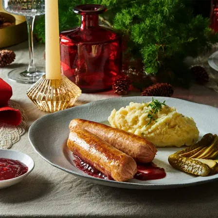 Redefine Bratwurst mit Kartoffelsalat und Preiselbeersauce