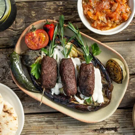 BBQ Kofta-Mix-Spieße mit gegrilltem Gemüse und „Mashwiya“ Salat