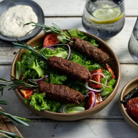 Redefine Kofta-Mix auf Rosmarinzweig-Spießen und Salat