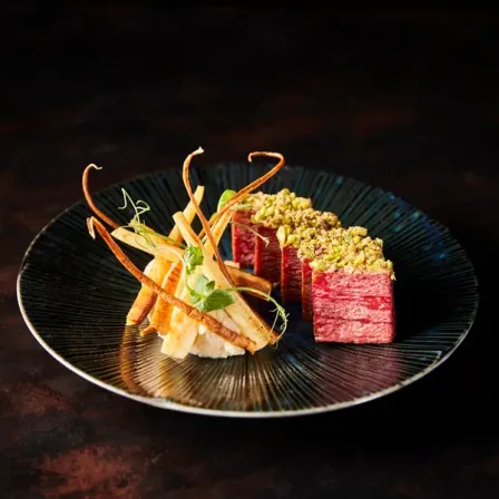 Redefine Beef Flank unter einer Pistazienhaube