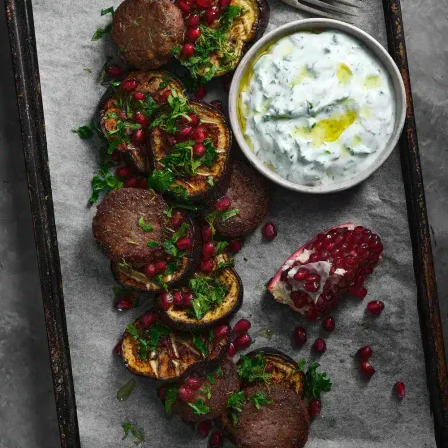 New-Meat* Köfte, Typ Lamm auf gebackener Aubergine
