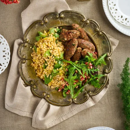 Redefine Kofta mit Perlcouscous, Granatapfel-Molasse & Blattsalat