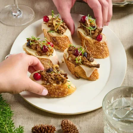 Raclette Baguette mit Redefine Pulled, Apfel-Bourbon-Glasur und Preiselbeermarmelade