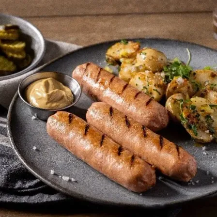 Smoked Redefine Bratwurst mit würzigem Kartoffelsalat