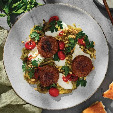 Boulettes d'Agneau Kofta sur Aubergine Grillée et Yogourt
