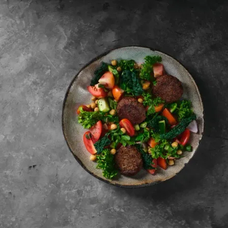Kefta d’agneau sur légumes frais