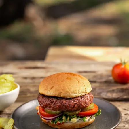 Redefine BBQ burger met augurken, tomaat, rode ui en sla