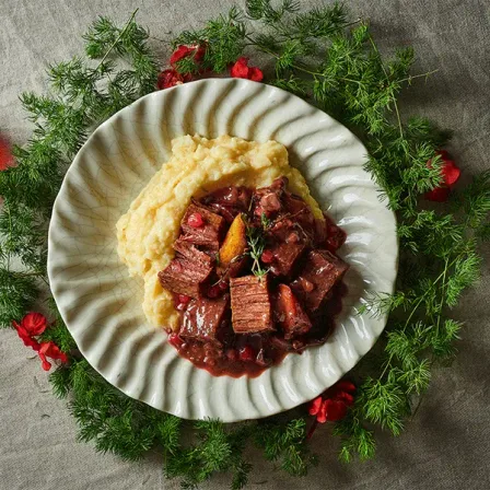 Cranberry boeuf bourguignon met knolselderij puree