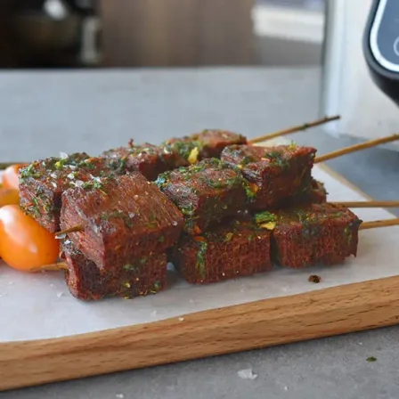 Spiesen met plantaardige biefstuk puntjes uit de airfryer
