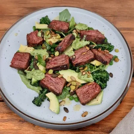 Green Goddess salade met plantaardige biefstuk