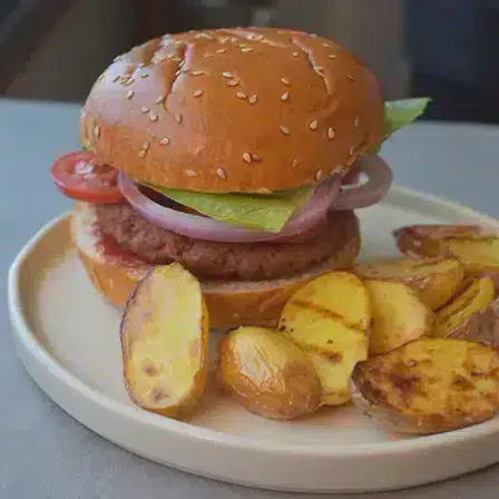 Hamburger en kebab met tahini-yoghurtsaus