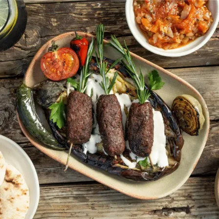 BBQ-spies met Lamskebab geserveerd met gegrilde aubergine