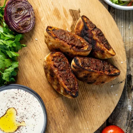 Traditionele mediterrane lam ‘Arais’ voor op de BBQ