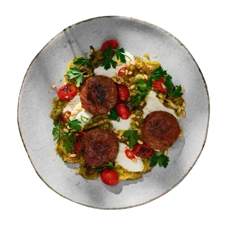 Lamskebab op geblakerde aubergine en yoghurt