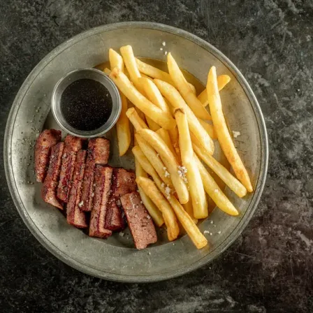 Redefine Beef Fillet met rode wijnsaus en friet