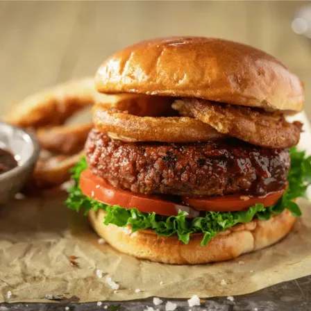 Redefine Burger met crispy uienringen & BBQ saus