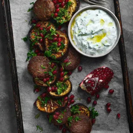 Geroosterde Aubergine met lamskebab en granaatappelpitten
