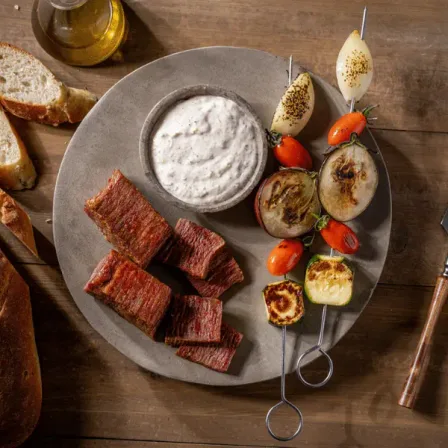 Steak van de barbecue met groentespies