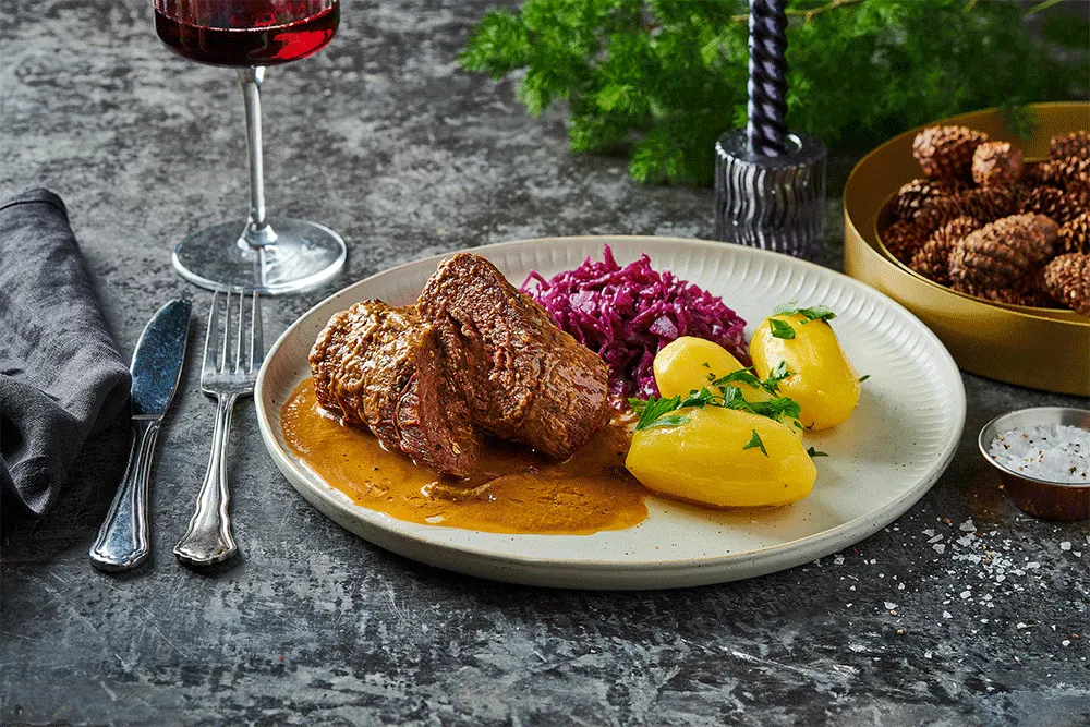 Roulade mit Rotkohl und Salzkartoffeln