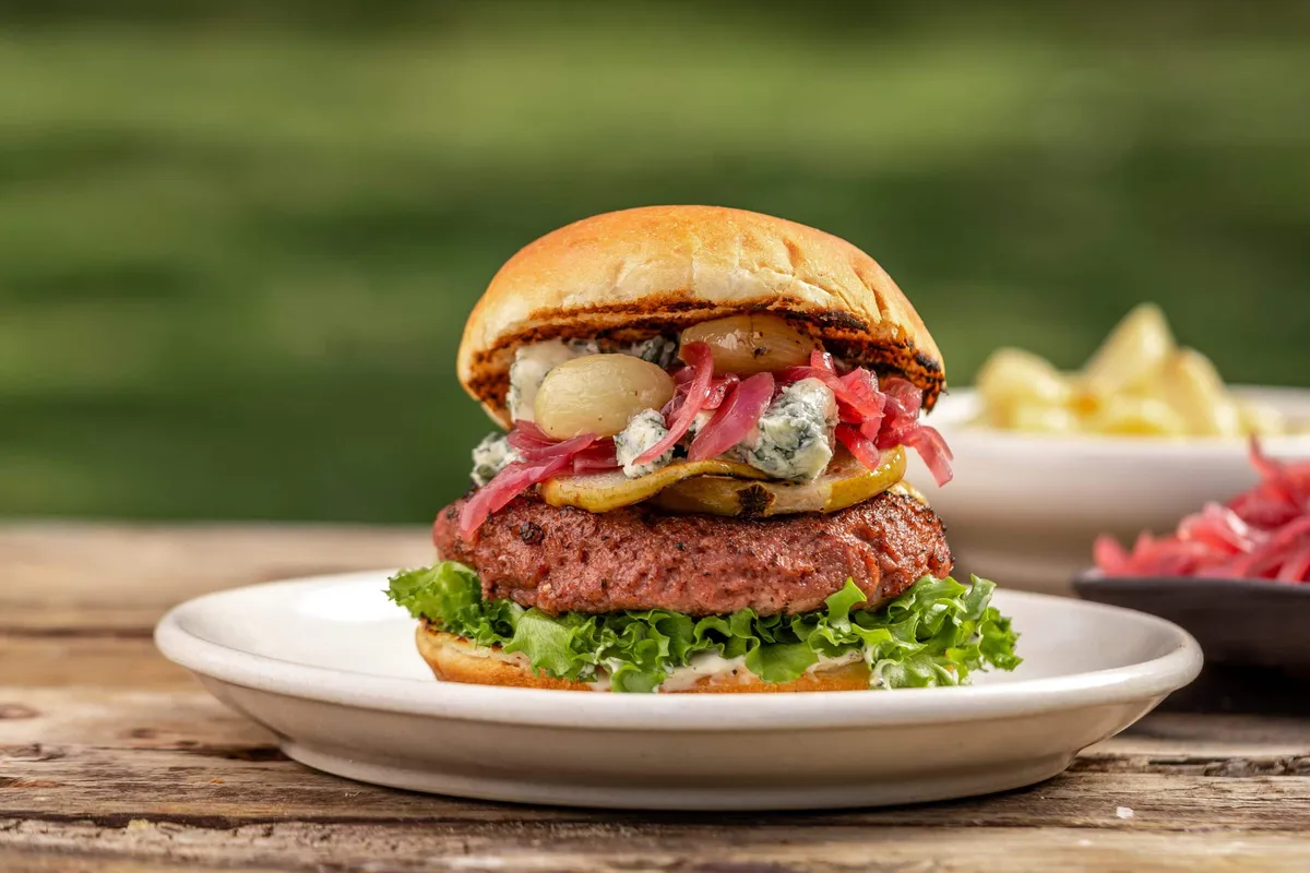 Redefine Burger mit Blauschimmelkäse und karamellisierten Birnen
