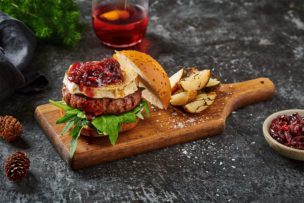 Burger mit Cranberry-Zwiebel-Jam und Ziegenkäse