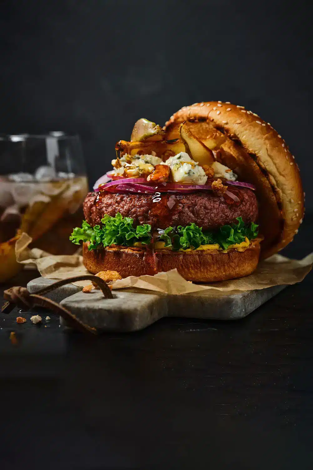 Burger mit Blauschimmelkäse und Birnen