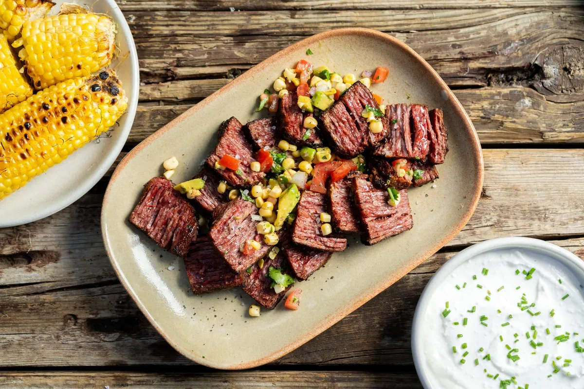 Gegrilltes Redefine Flank Steak mit Mais-Salsa