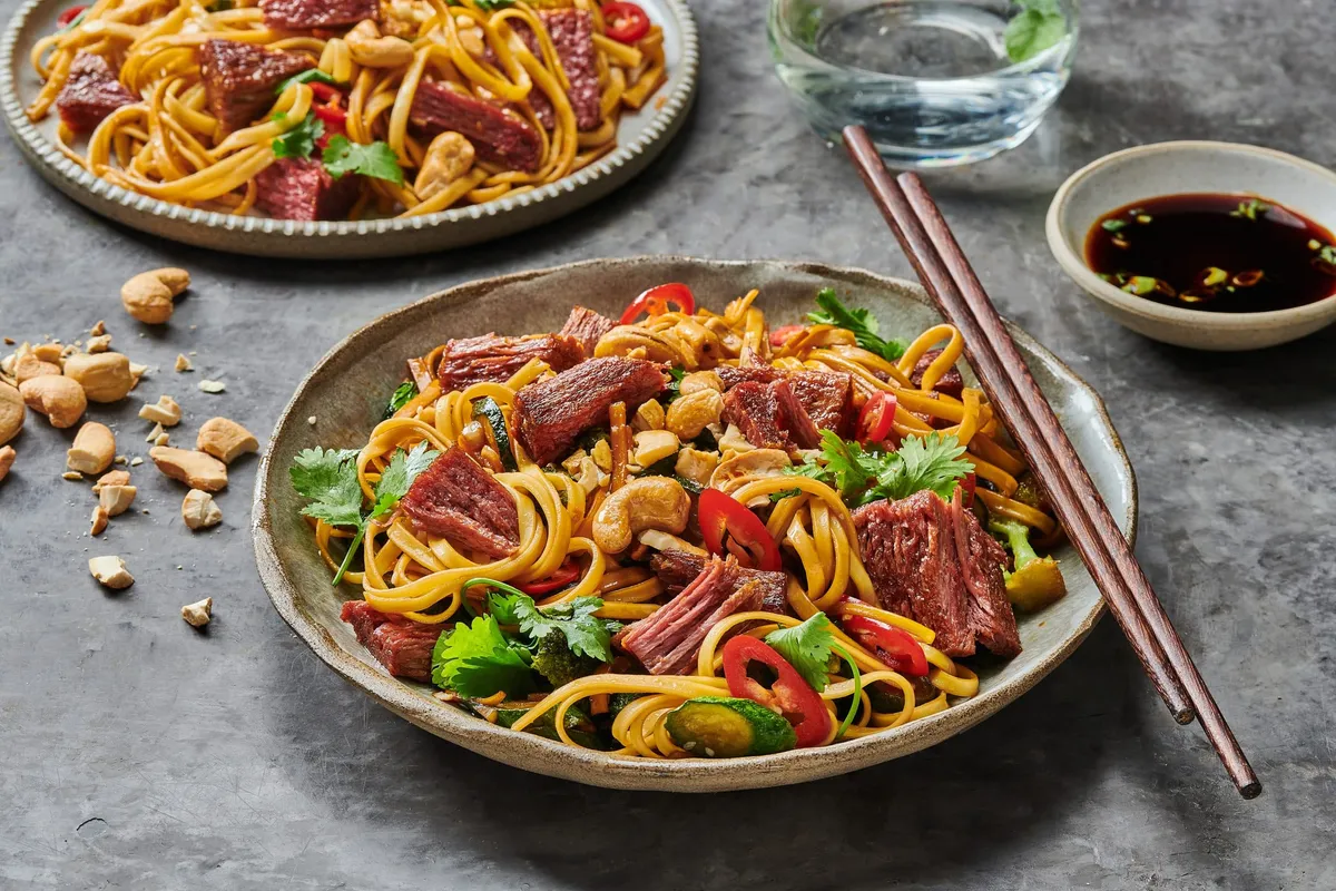 Asiatische Knoblauchnudeln mit Redefine Flank Steak