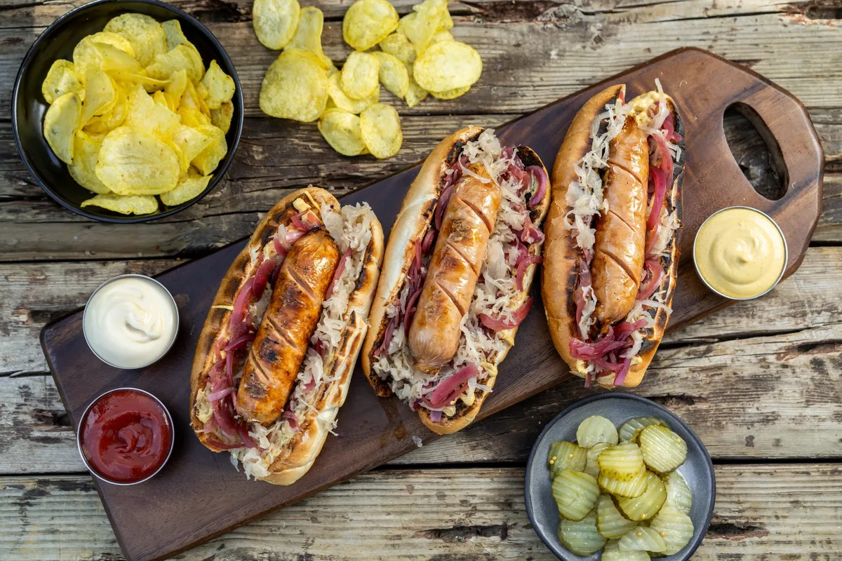 Gegrillte Bratwurst im Hotdog Brötchen