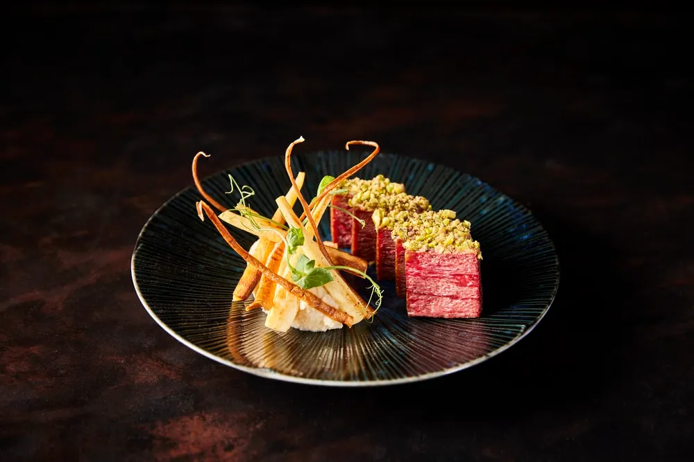 Redefine Beef Flank unter einer Pistazienhaube