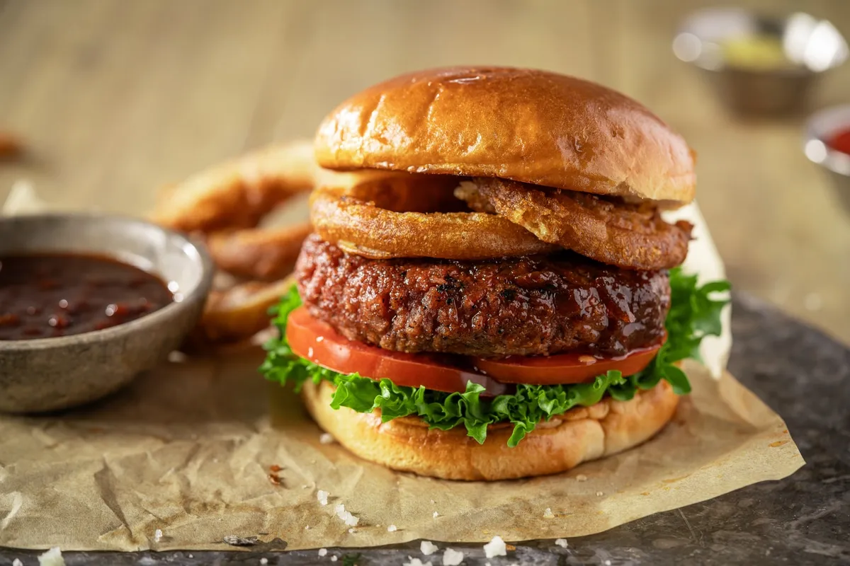 Redefine Burger mit knusprigen Zwiebelringen & BBQ-Sauce