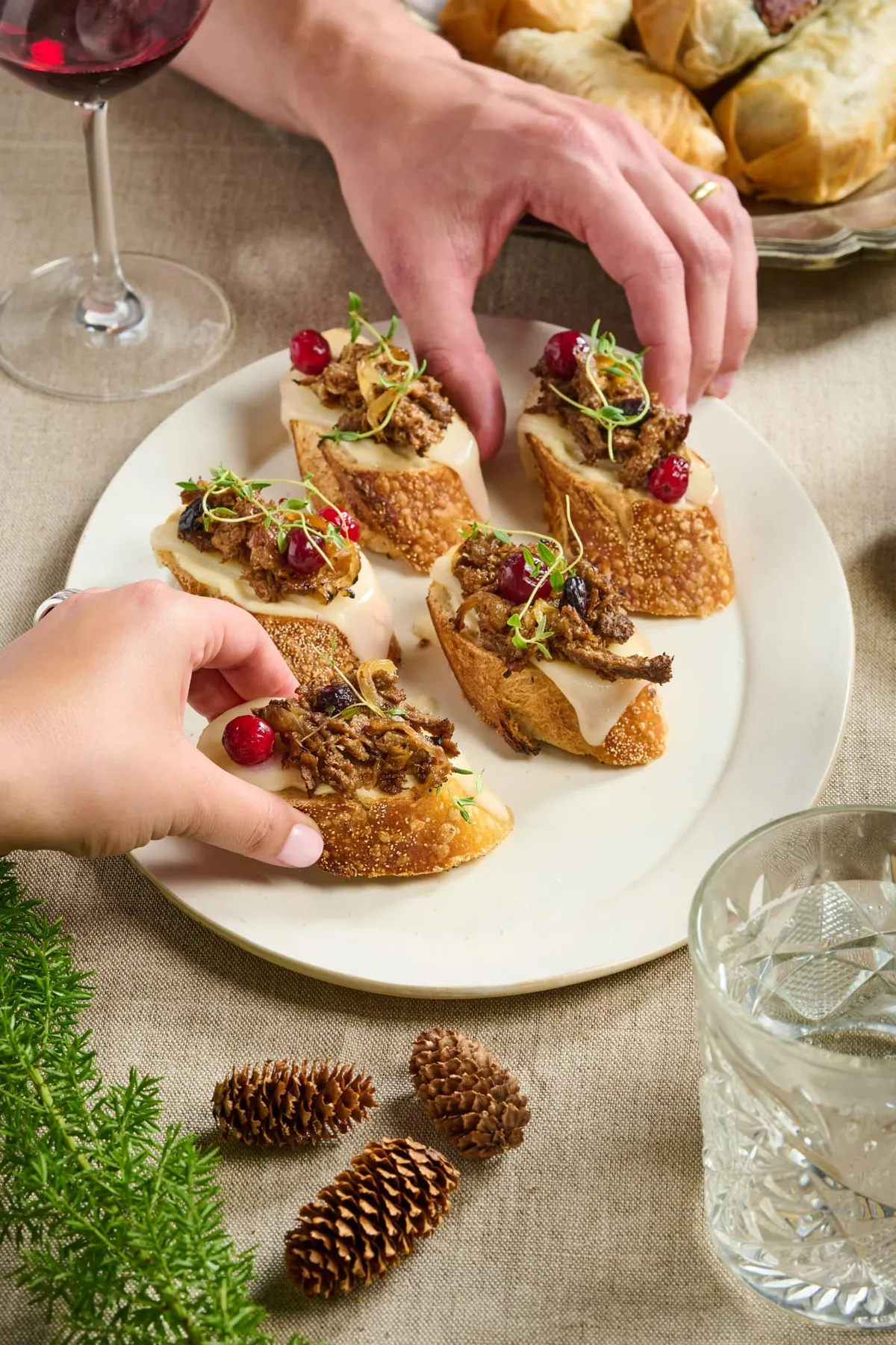 Raclette Baguette mit Redefine Pulled, Apfel-Bourbon-Glasur und Preiselbeermarmelade