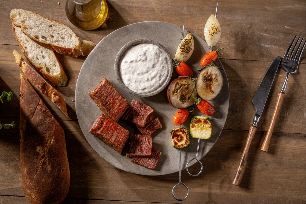 Gegrilltes Flank Steak mit Gemüse-Spießen & cremigem, veganem Ranch-Dressing