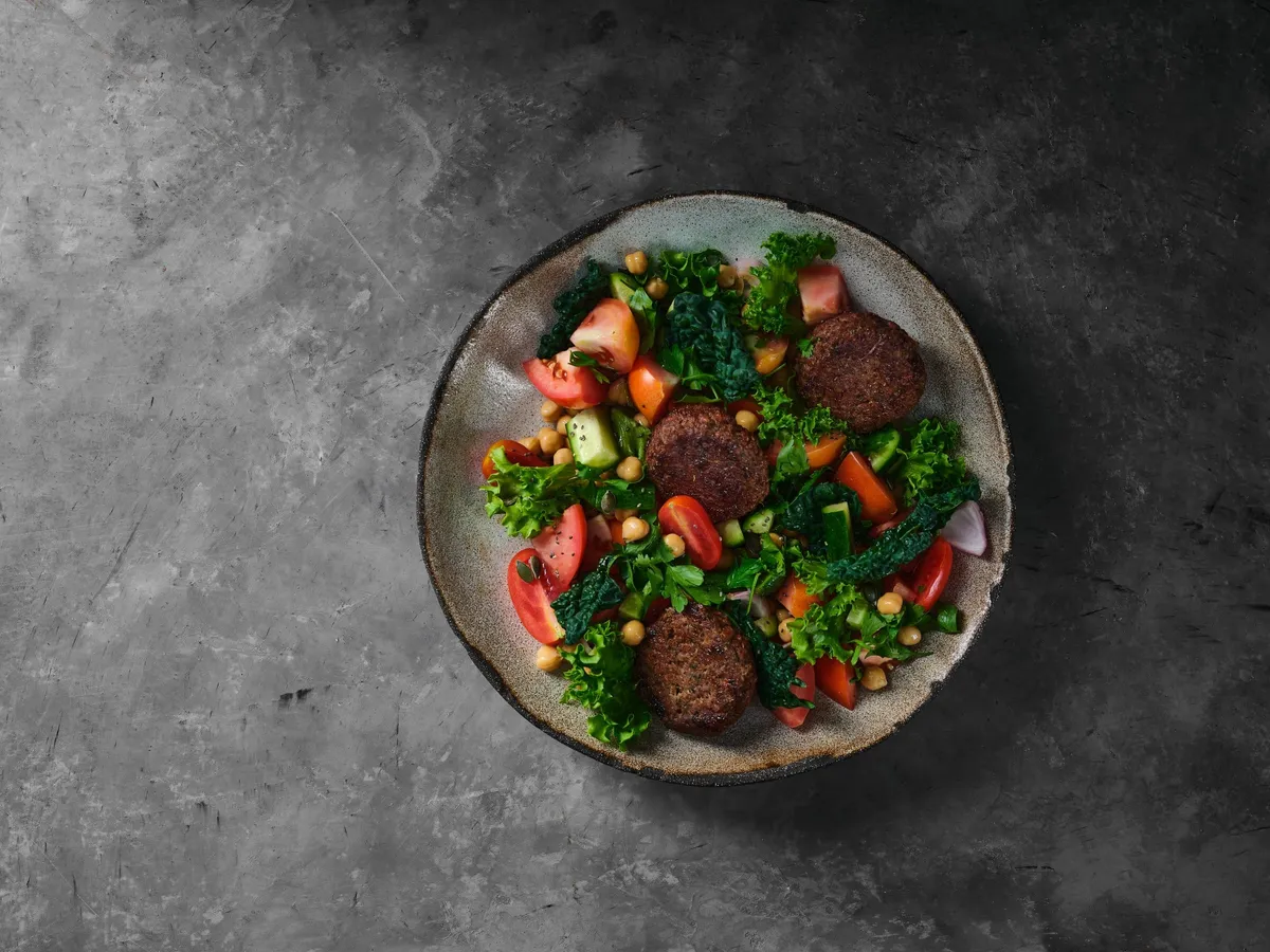 Kefta d’agneau sur légumes frais