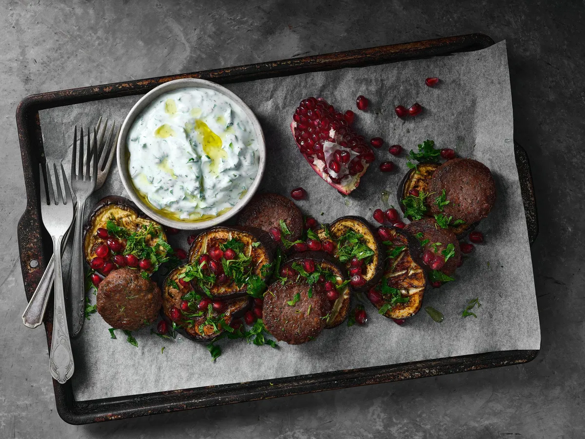 Keftas d’agneau sur aubergine rôtie