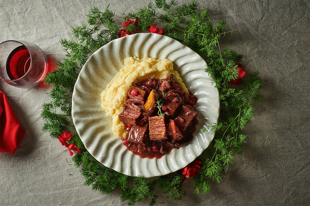 Cranberry boeuf bourguignon met knolselderij puree