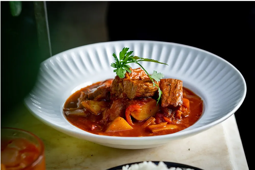 Redefine Goulash met steak