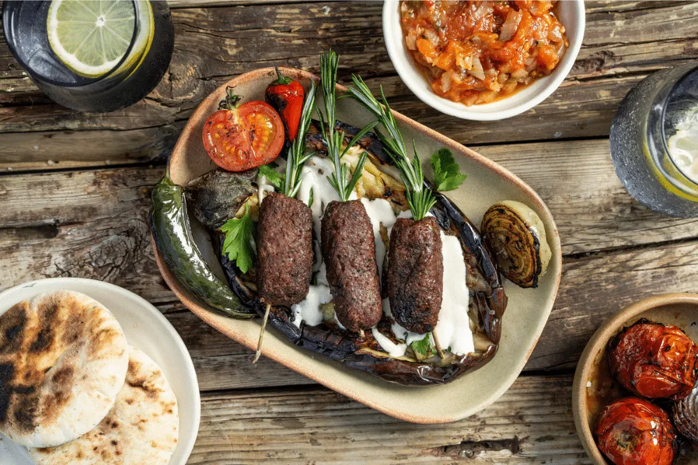 BBQ-spies met Lamskebab geserveerd met gegrilde aubergine